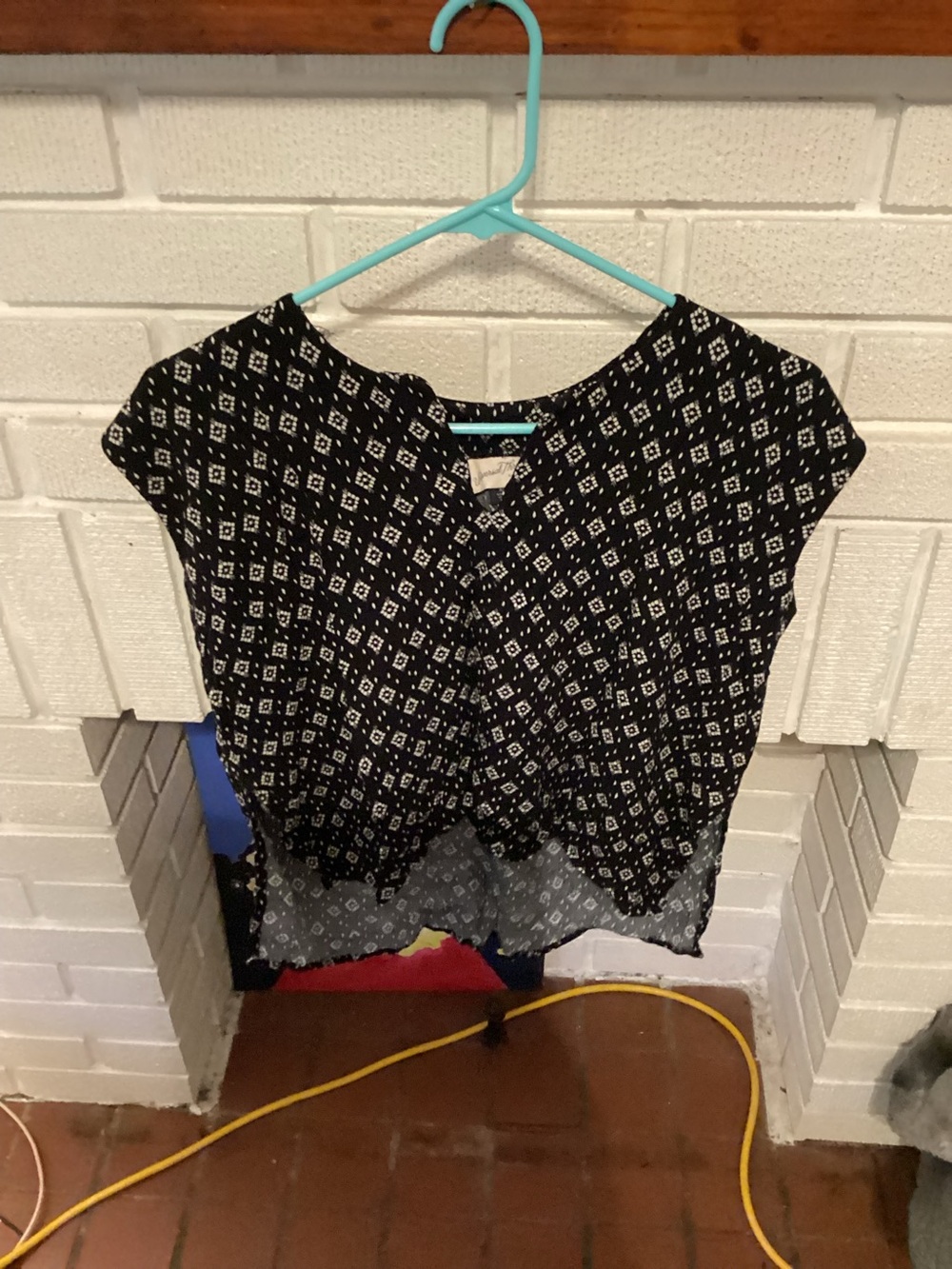 Universal Thread Black & White Geometric Short Sleeve Blouse